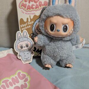 Exciting Macaron Labubu - sea salt coconut